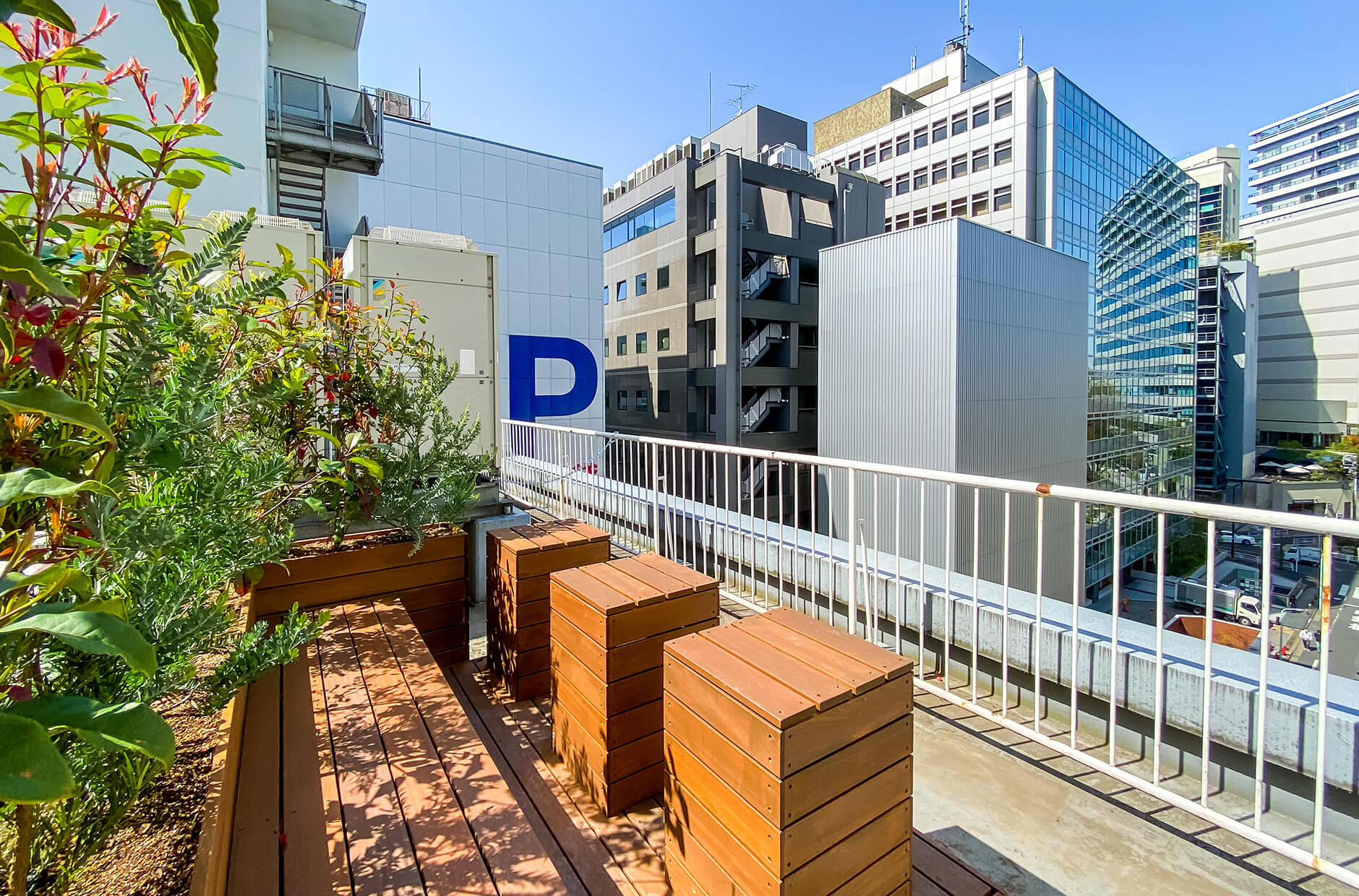 ▲Wi-Fi完備のROOFTOP TABLE