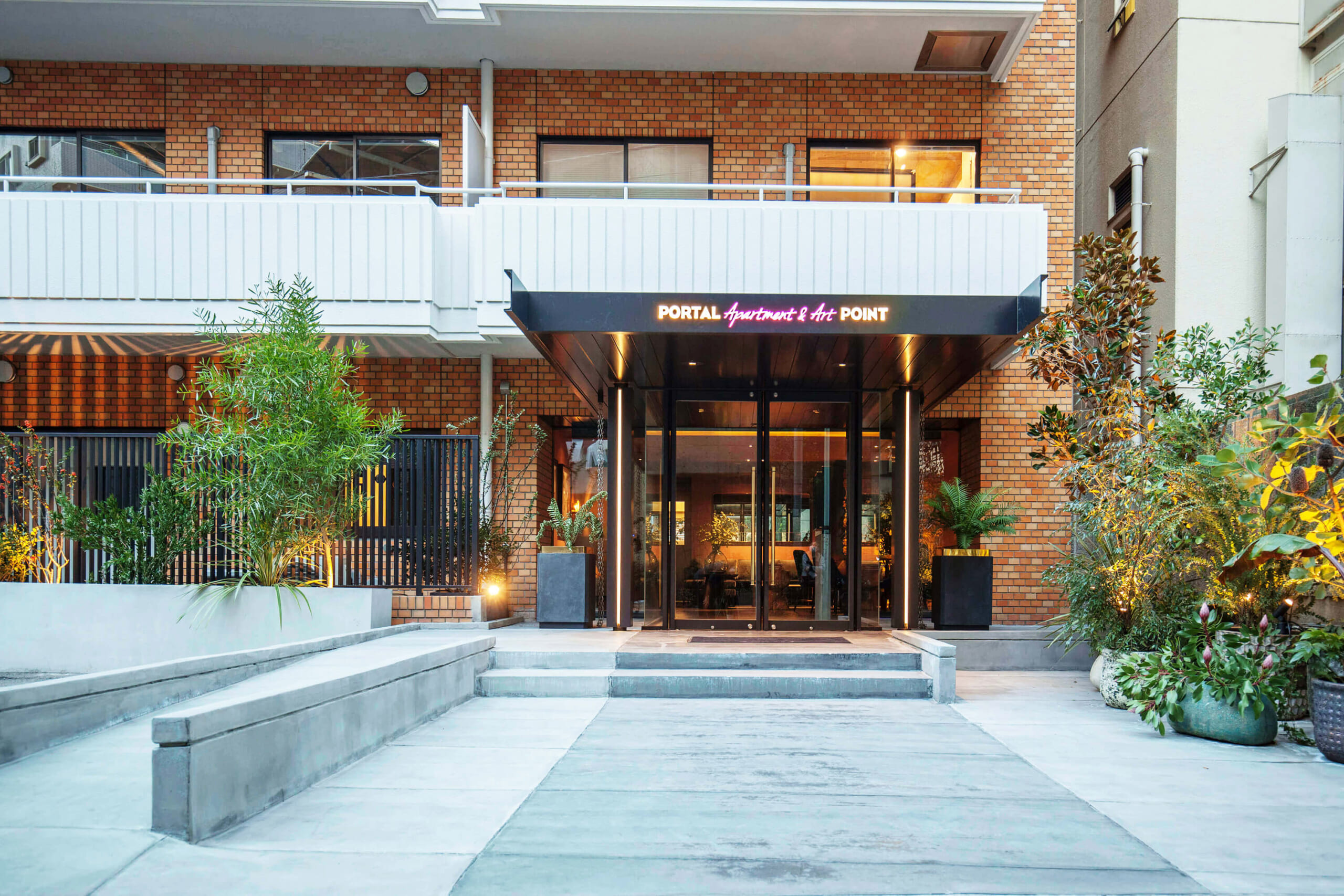 ▲築43年 60戸の共同住宅を一棟オフィス・店舗へと改装した「PORTAL Apartment & Art POINT」